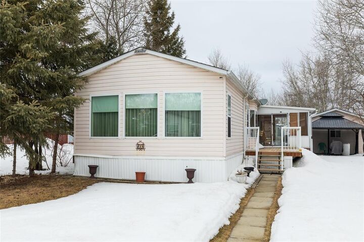 Property Photo: 60 Village Drive MB R5H 1H6