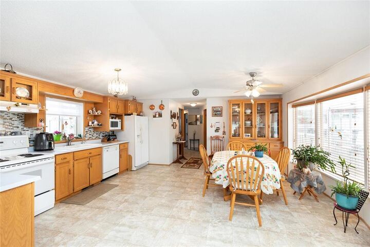 Property Photo:  60 Village Drive  MB R5H 1H6 