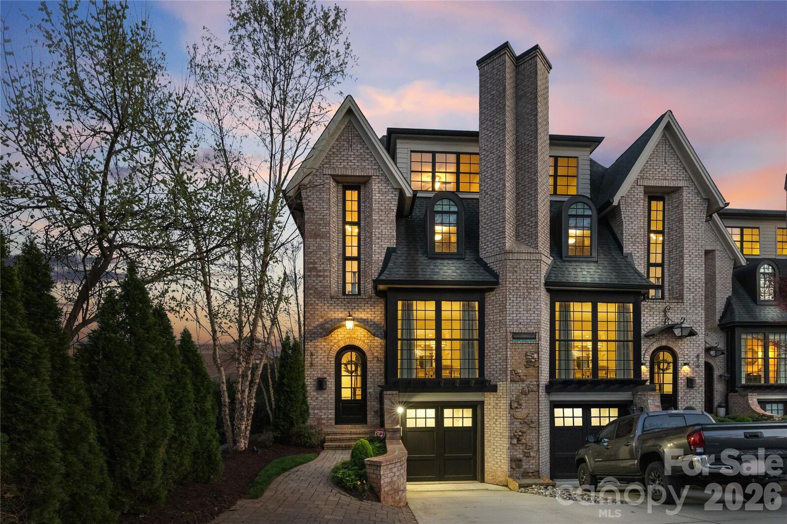 Property Photo:  818 Ideal Way  NC 28203 