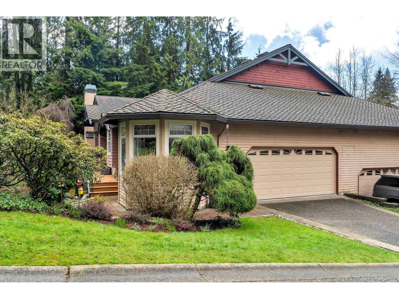 Photo de la propriété:  1102 Strathaven Drive  BC V7H 2Z6 