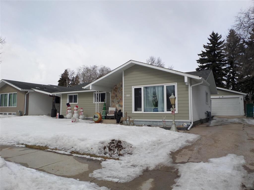 Property Photo:  188 Browning Boulevard  MB R3K 0L8 