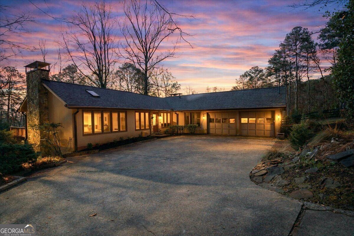 Property Photo: 3240 Chimney Point Drive GA 30041