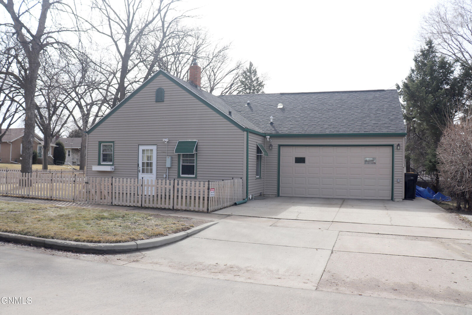 Property Photo: 828 10th Street ND 58501