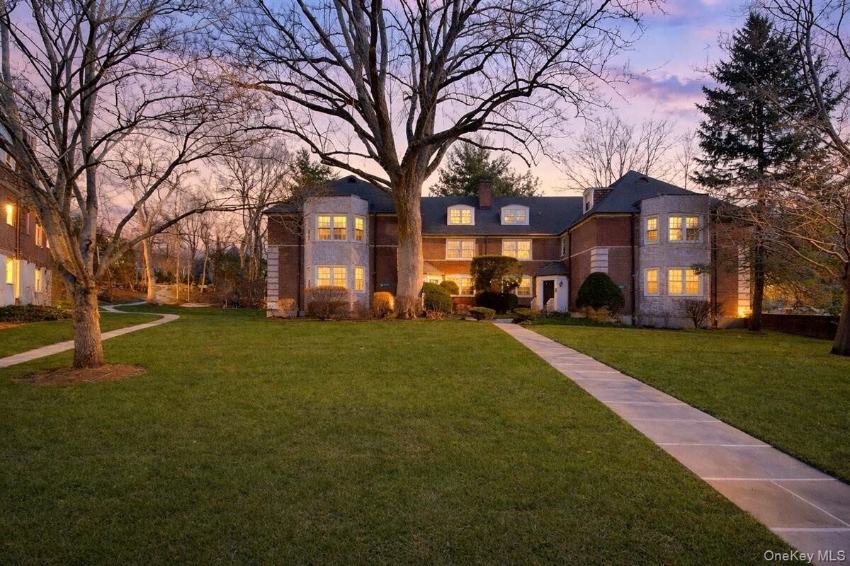 Property Photo:  3 Sentry Place 2A  NY 10583 