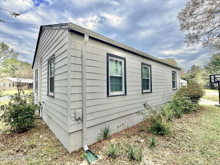 Property Photo: 1025 E Caswell Street NC 28501