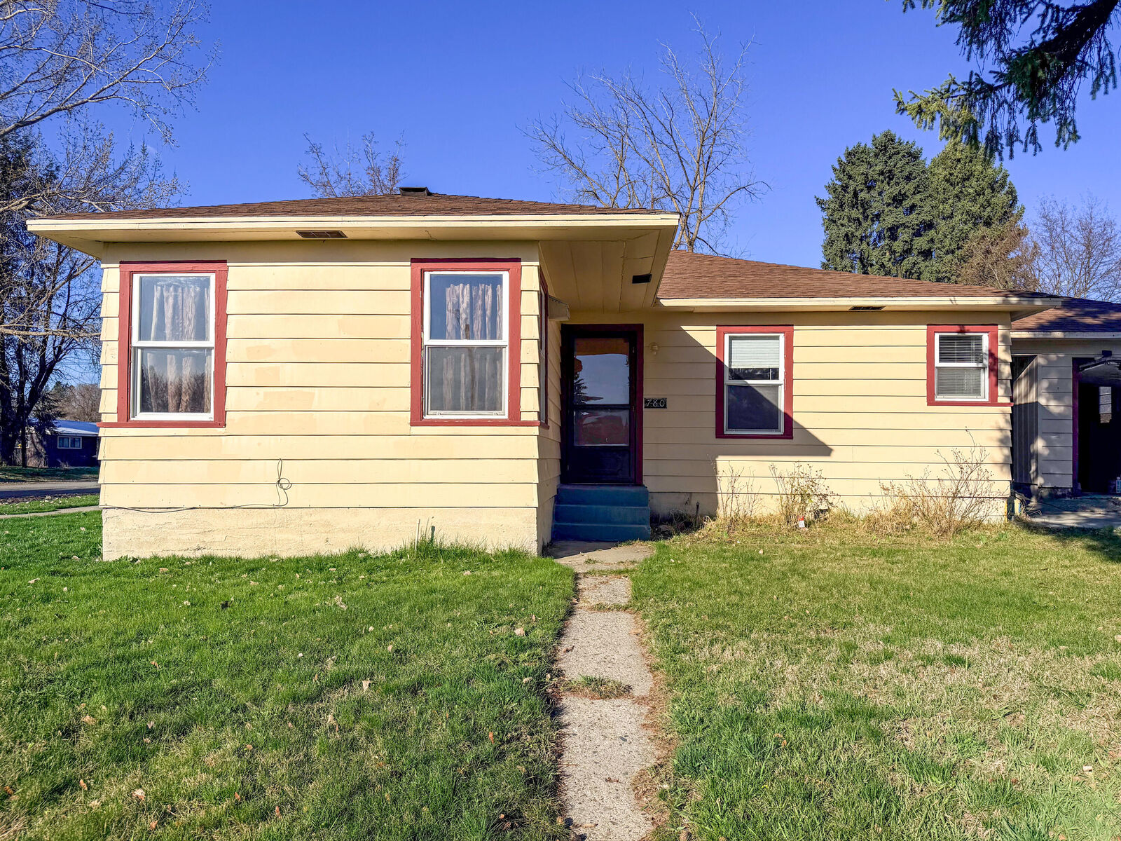 Property Photo:  780 S Larch St  WA 99141 