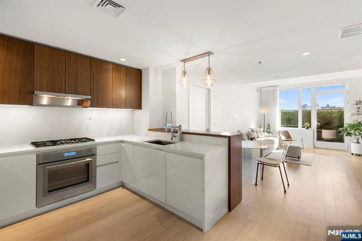 Property Photo:  1000 Maxwell Lane 8A  NJ 07030 