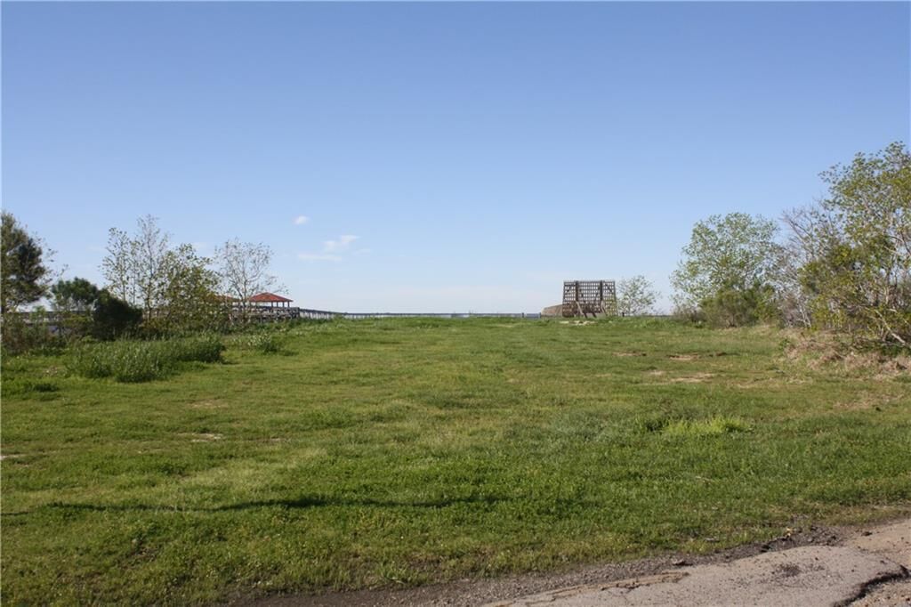 Property Photo: 301 Lakeview Drive LA 70458