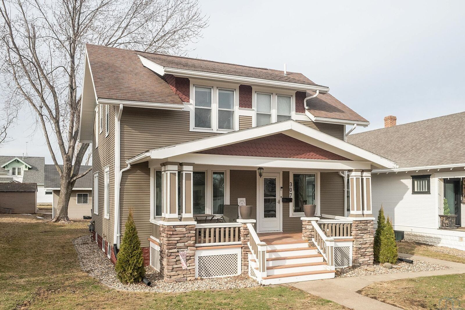 Property Photo: 307 3rd St NE IA 51041