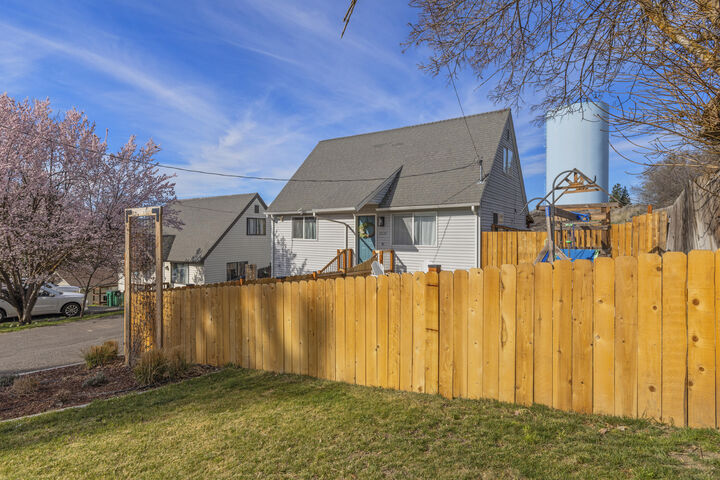 Property Photo:  2030 Sargent Avenue  OR 97601 