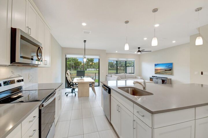 Property Photo:  2138 S Appleton Cir Circle S  FL 33309 