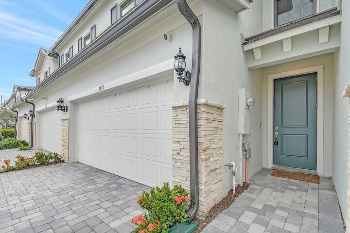 Property Photo:  2138 S Appleton Cir Circle S  FL 33309 