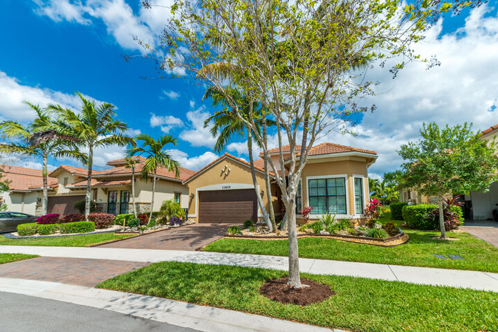 Property Photo:  11825 N Kalmar Cir Circle N  FL 33076 