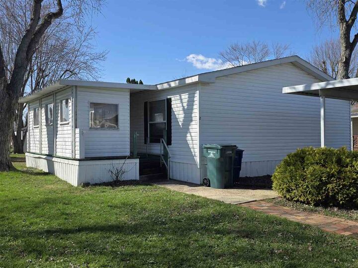 Property Photo:  2 Cedar Court  IN 47374 