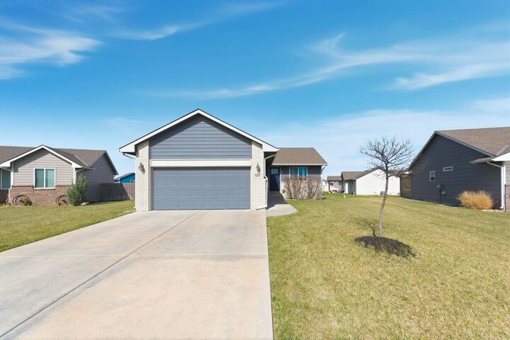 Property Photo:  1621 N Thoroughbred St  KS 67235 