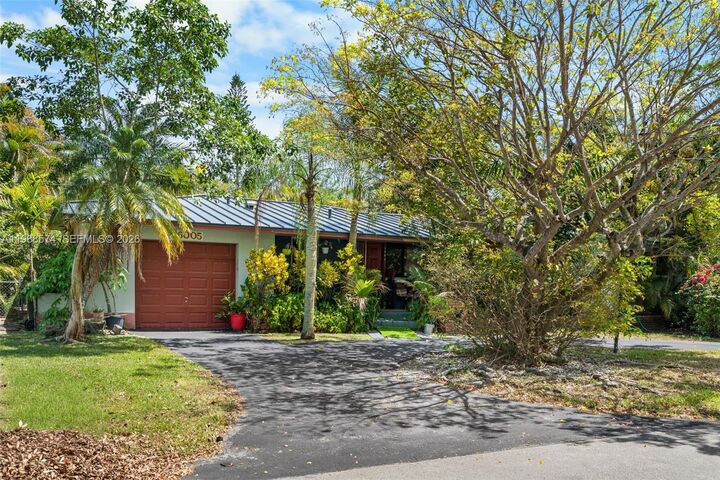 Property Photo: 6005 SW 64th Pl FL 33143
