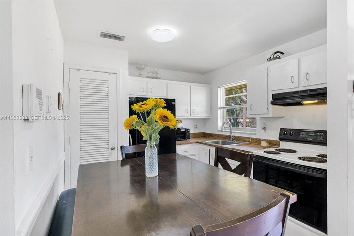 Property Photo: 5150 NE 6th Ave 117 FL 33334