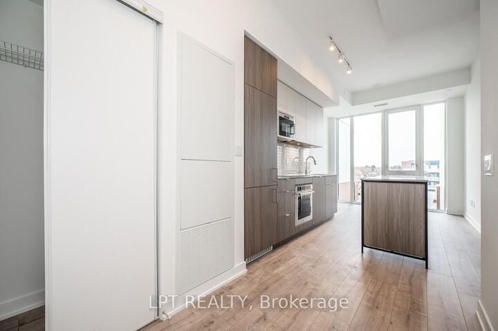 Property Photo: 220 Missinnihe Way 517 ON L5H 0A7