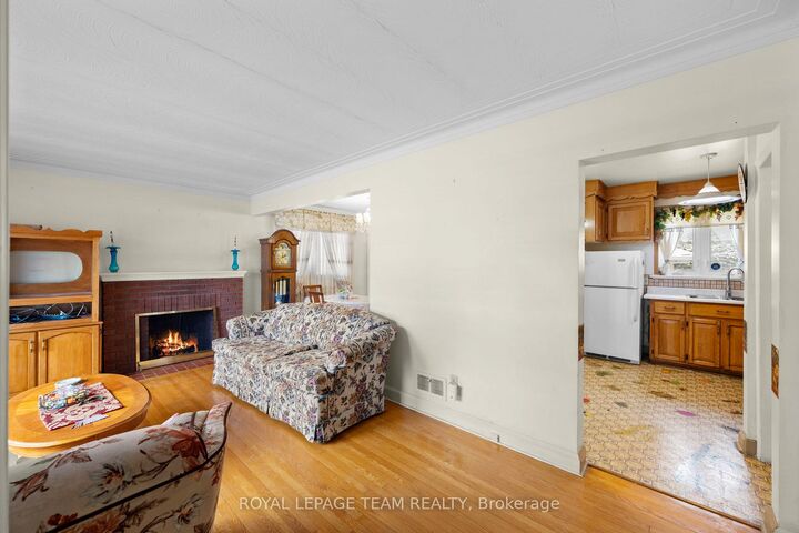 Property Photo: 41 Capilano Drive ON K2E 6G3