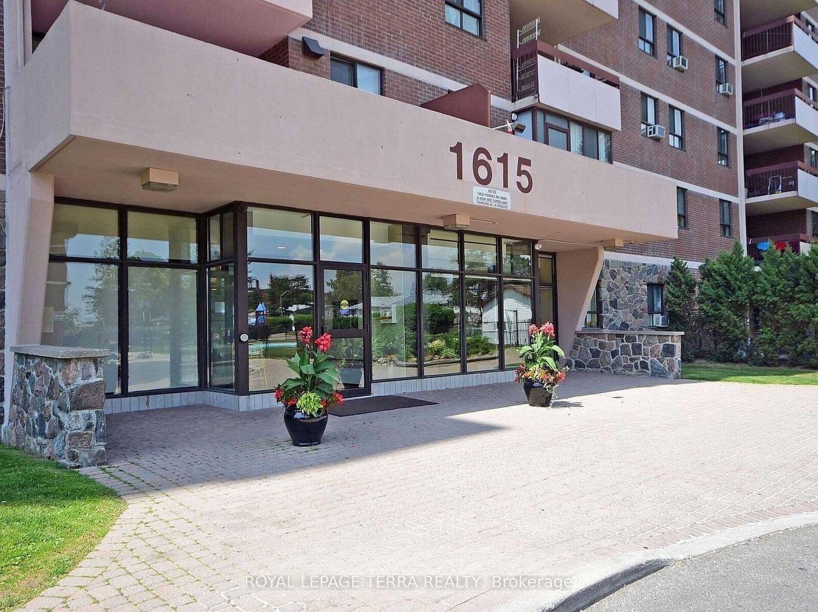 Property Photo: 1615 Bloor Street E 305 ON L4X 1S2