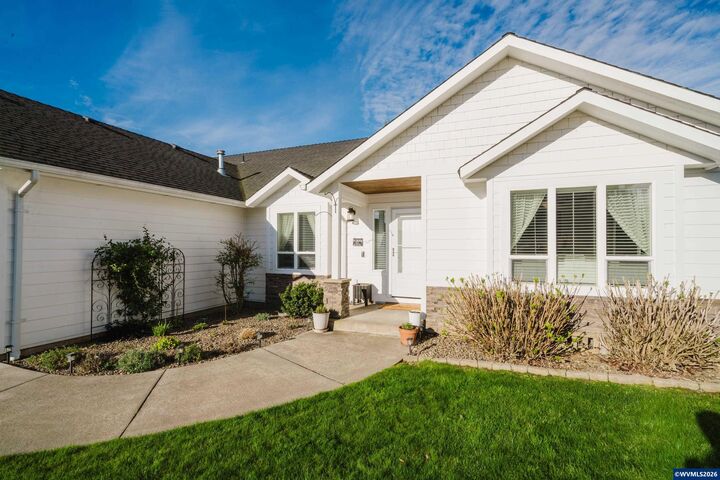 Property Photo:  523 NW Harold St  OR 97385 