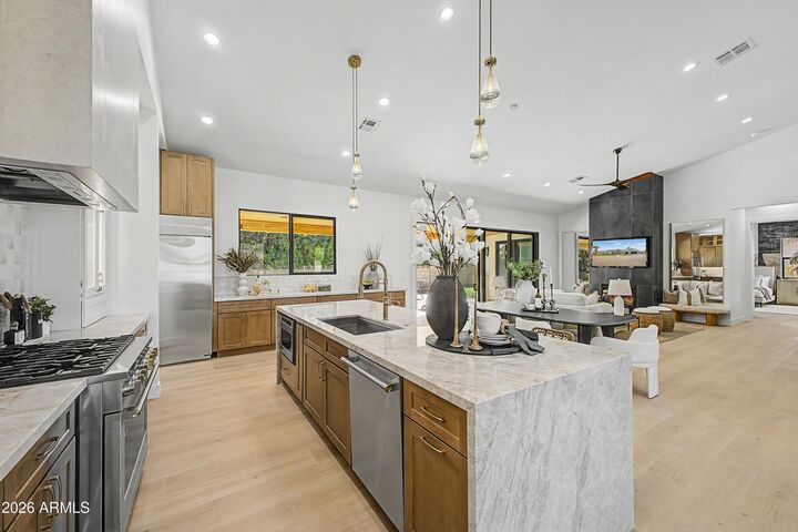 Property Photo:  5101 E Laurel Lane  AZ 85254 