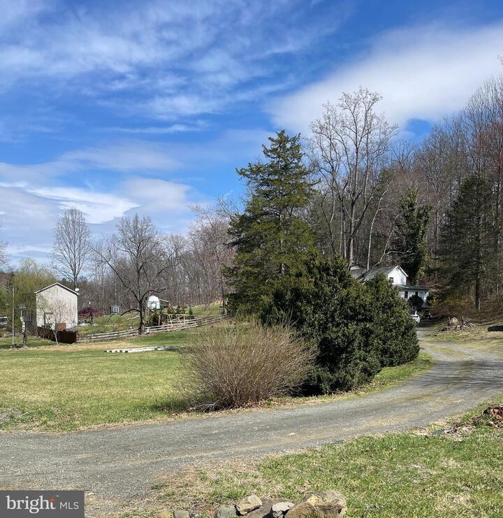 Property Photo: 6537 Watery Mountain Road VA 20186