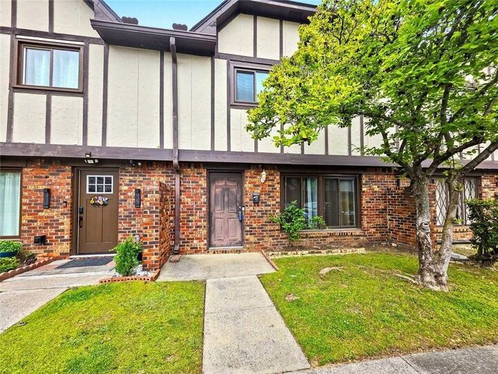 Property Photo:  1831 Ashborough Court B  GA 30067 