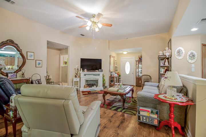 Property Photo: 1328 Cherokee Trace TX 75644