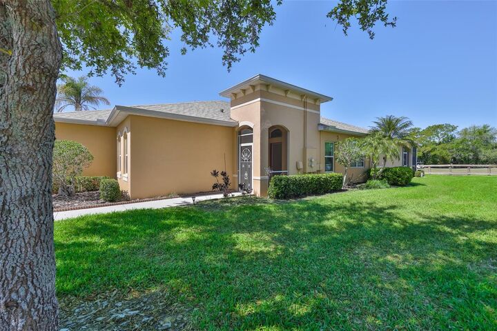 Property Photo:  2423 Richmond Greens Court  FL 33573 
