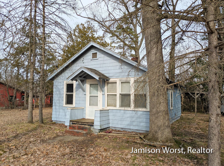 Property Photo:  48 S Kenwood Street  MI 49442 