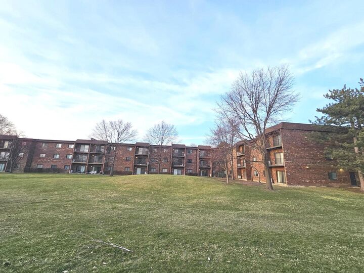 Property Photo: 1018 Castilian Court 205 IL 60025