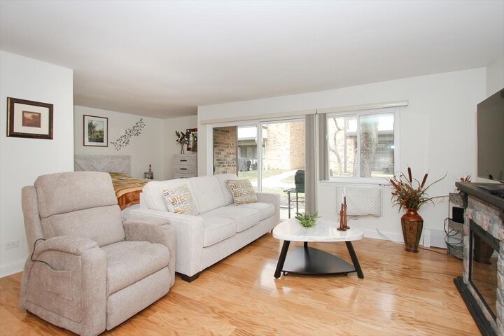 Property Photo:  1813 Hemlock Place 109  IL 60173 