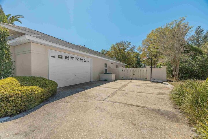 Property Photo:  1071 Kelton Blvd  FL 32563 