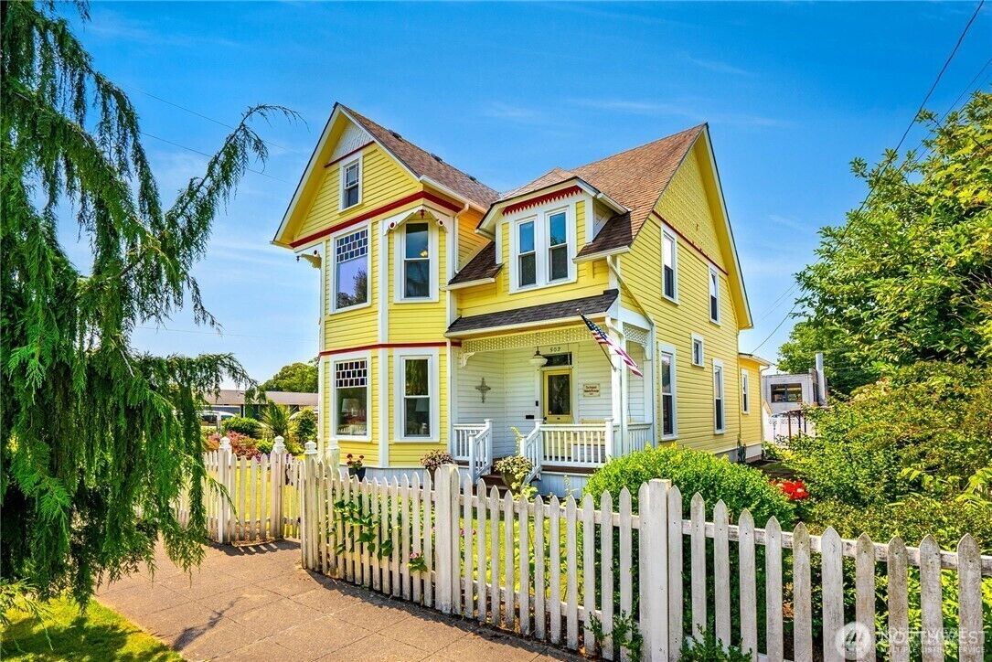 Property Photo:  502  Avenue C  WA 98290 