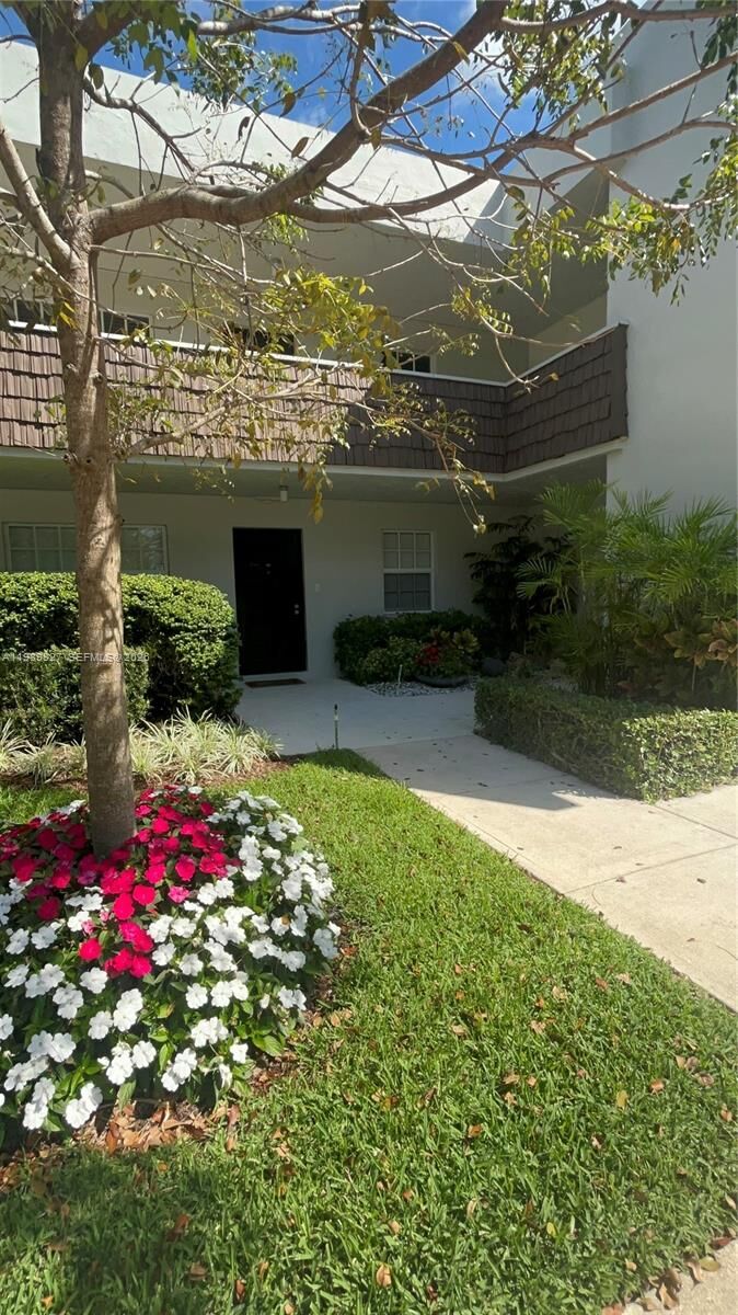 Property Photo:  4017 N Cypress Dr 102  FL 33069 