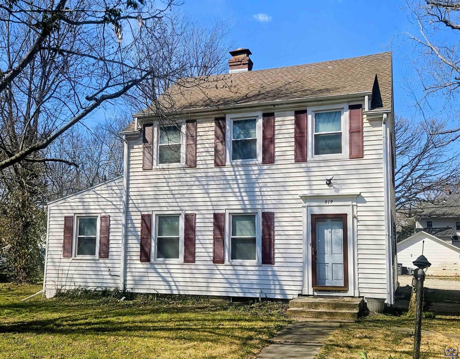 Property Photo:  919 Union St  KS 66801-3067 