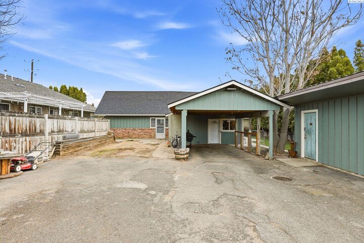 Property Photo:  205 S 50th Avenue  WA 98908 