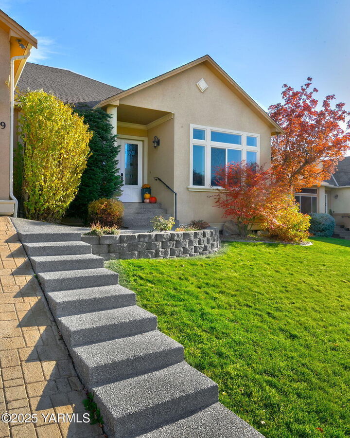 Property Photo:  609 N 74th Ave  WA 98908 