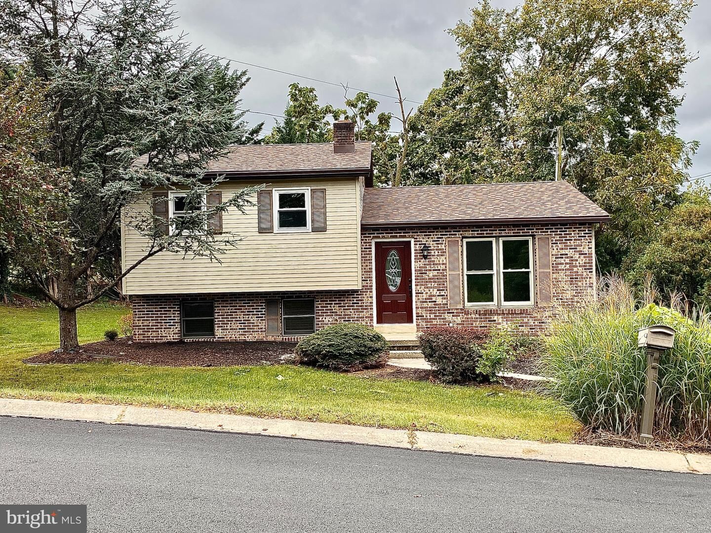 Property Photo:  8 Bunker Hill Road  PA 17578 