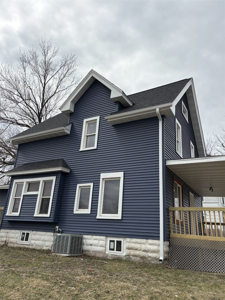 Property Photo:  353 7th Avenue SW  IA 52404 