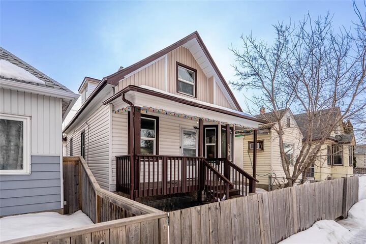 Property Photo:  900 Pritchard Avenue  MB R2X 0E9 