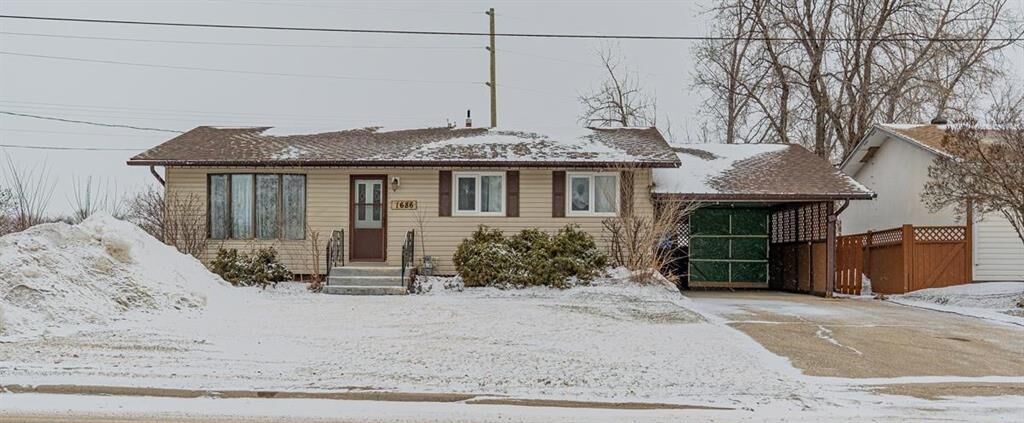 Property Photo:  1686 McKay Avenue  MB R1N 0J6 
