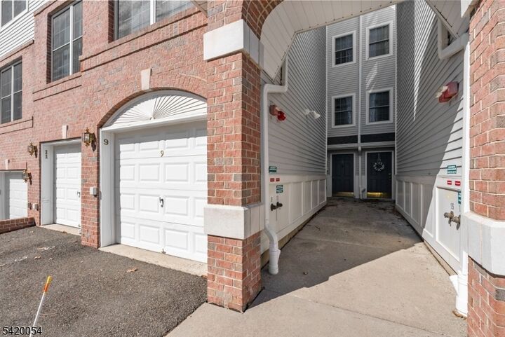 Property Photo:  9 Goffle Brook Ct  NJ 07506 