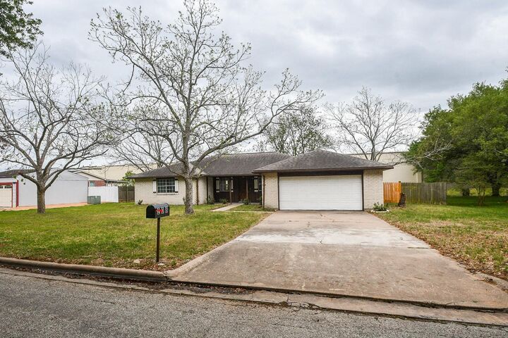 Property Photo: 208 Willow Street TX 77474