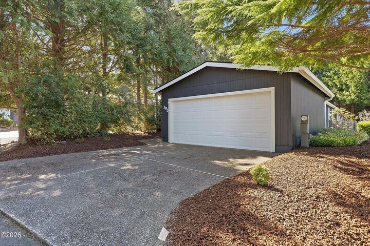 Property Photo:  395 Seagrove Loop  OR 97367 