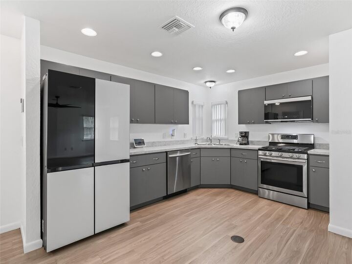 Property Photo: 9318 Cr 649 FL 33513