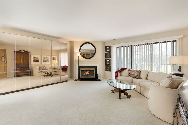 Property Photo:  2 The Court Of Harborside 207  IL 60062 