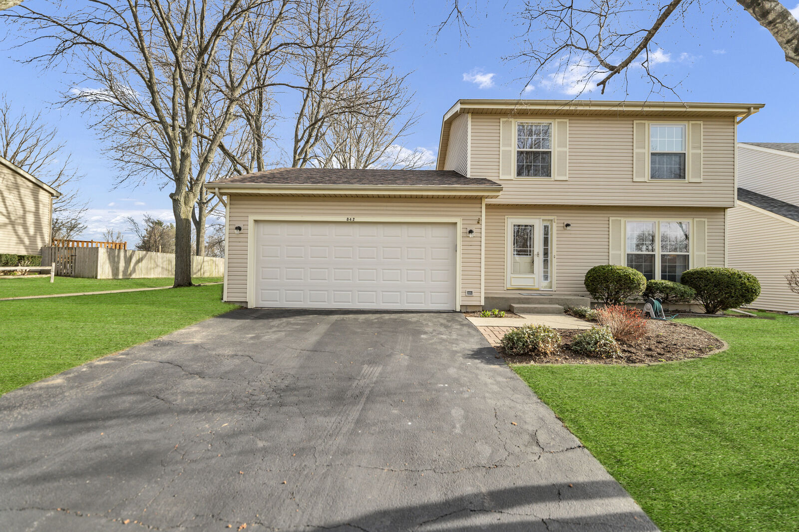 Property Photo:  842 Pin Oak Circle  IL 60013 