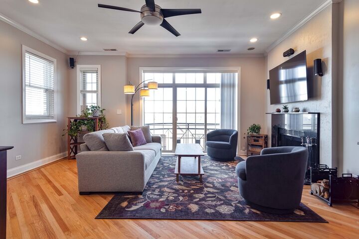 Property Photo:  2625 W Belmont Avenue 4  IL 60618 